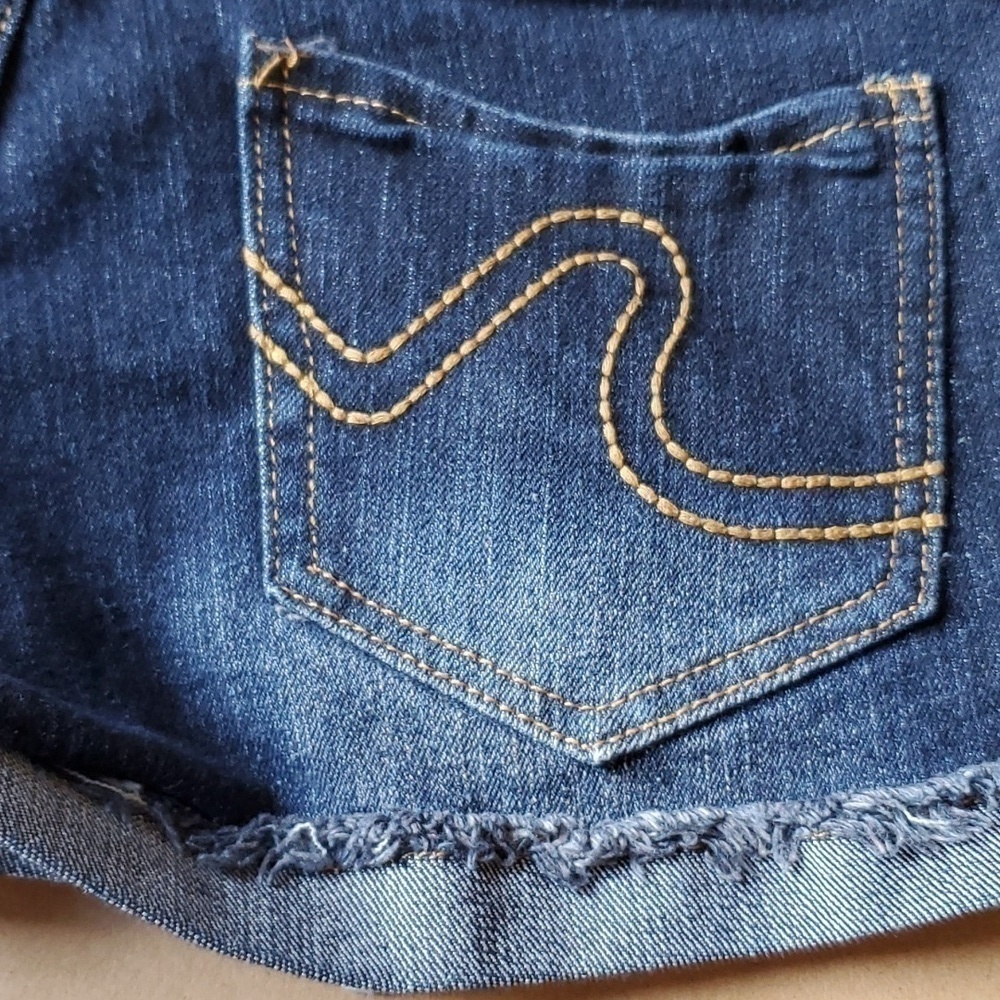 Rue 21 distressed low-rise5 pocket shorts Sz 5/6. Preloved EUC - Picture 9 of 14